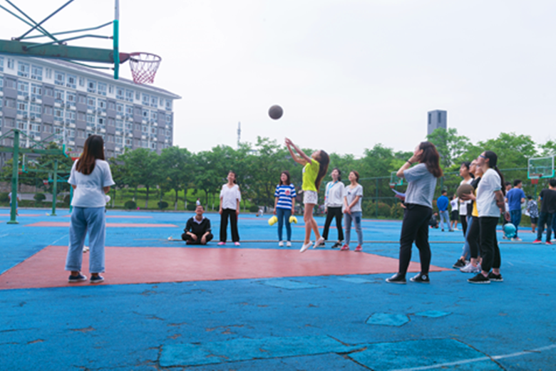 “学习不止 运动不息”自考二学历师生趣味运动会顺利闭幕